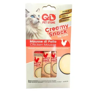 Gatto bianco lecca uno snack liquido al pollo da uno stick arancione
