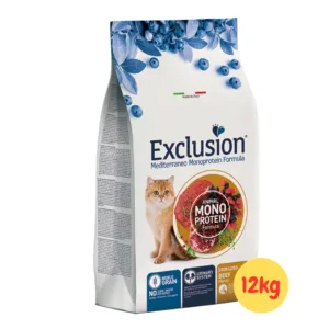 Gatto tigrato accanto a carne di manzo e bacche su confezione Exclusion Noble Grain.