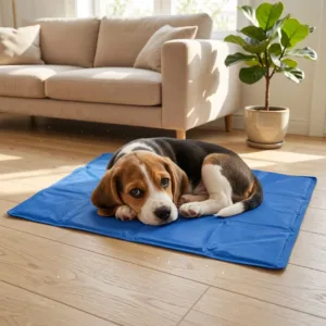 Tappetino rinfrescante blu per cani disteso su superficie piana per freschezza estiva